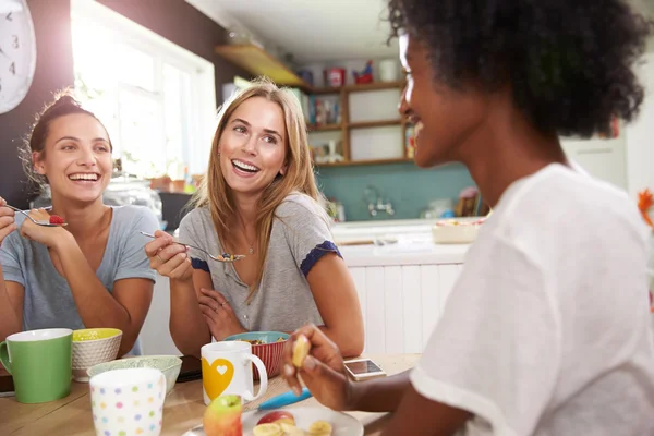 Amigos desfrutando café da manhã juntos — Fotografia de Stock