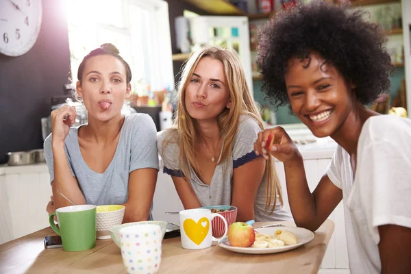 Amigos desfrutando café da manhã juntos — Fotografia de Stock