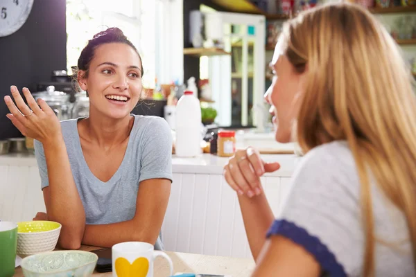 Vrienden genieten van ontbijt samen — Stockfoto