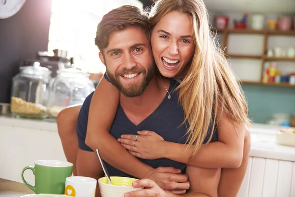 Casal jovem comendo café da manhã juntos — Fotografia de Stock