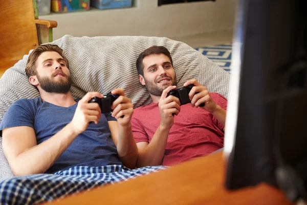 Amigos jugando videojuegos juntos —  Fotos de Stock