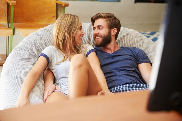 Pareja en pijama viendo televisión —  Fotos de Stock