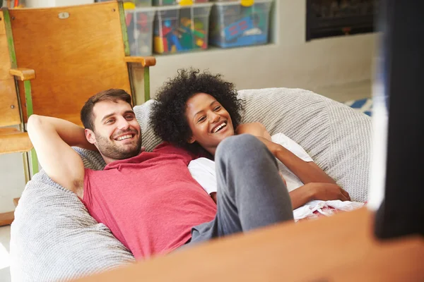 Paar im Schlafanzug vor dem Fernseher — Stockfoto