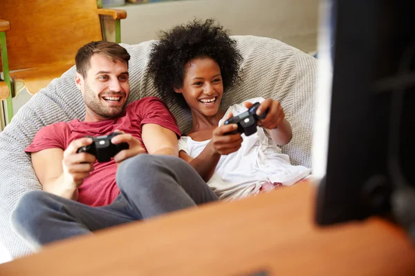 Casal jogando videogame juntos — Fotografia de Stock