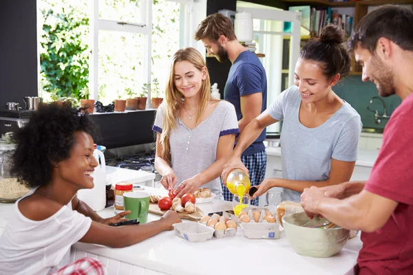 Vrienden ontbijt koken In de keuken — Stockfoto