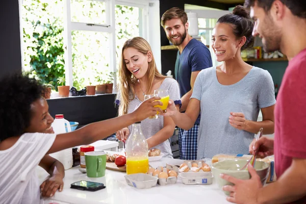 Friends Cooking Breakfast In Kitchen — Stock Photo, Image