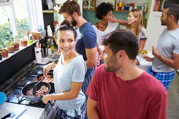 Friends Cooking Breakfast In Kitchen — Stock Photo, Image