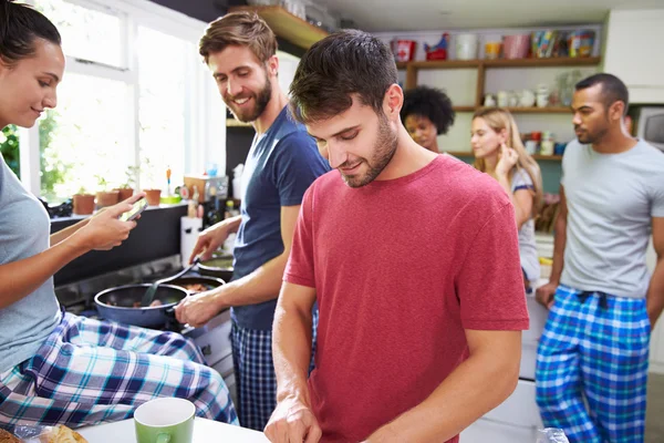 Vänner matlagning frukost i köket — Stockfoto