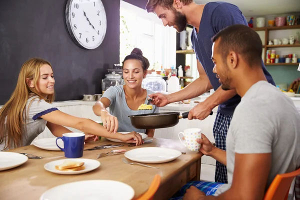 Amigos disfrutando del desayuno en la cocina —  Fotos de Stock