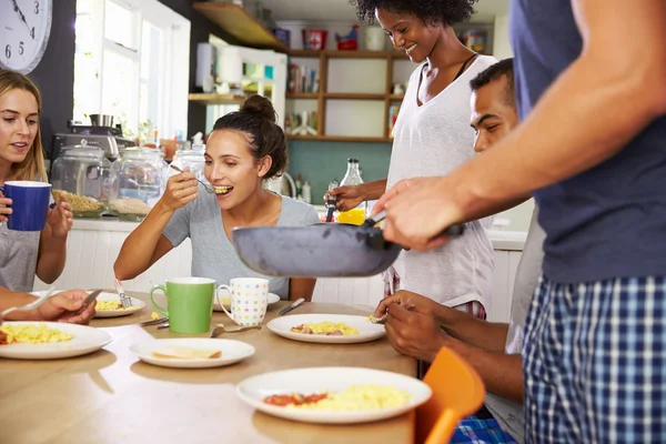 Amici godendo la prima colazione in cucina — Foto Stock