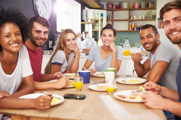 Vrienden genieten van ontbijt In de keuken — Stockfoto