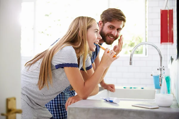 Coppia lavarsi i denti — Foto Stock