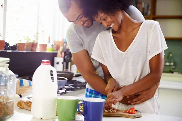 Pareja preparando el desayuno juntos — Foto de Stock