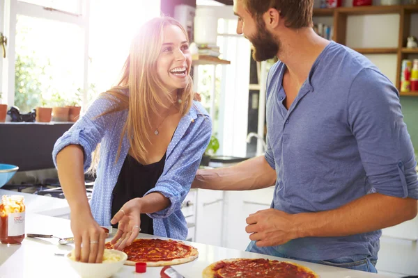 Couple Making Pizza In Kitchen — Stock Photo, Image