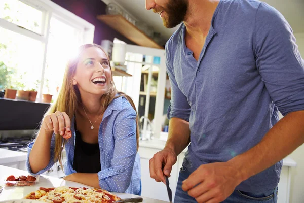 Casal fazendo pizza na cozinha — Fotografia de Stock