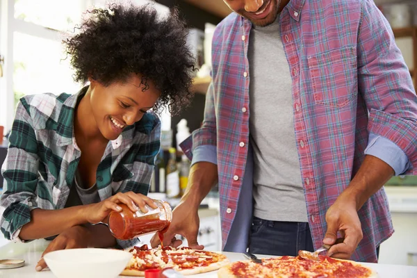 Pareja haciendo pizza en la cocina —  Fotos de Stock