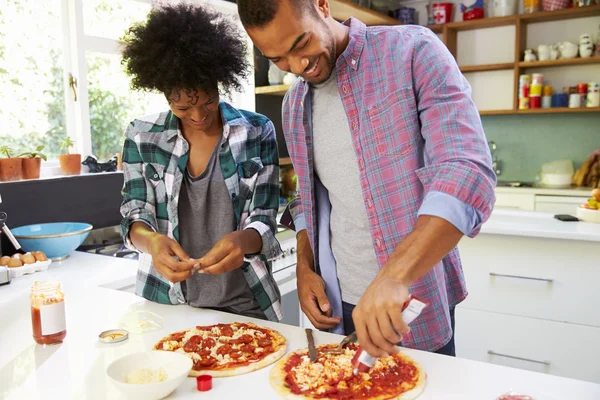 Couple faisant la pizza dans la cuisine — Photo