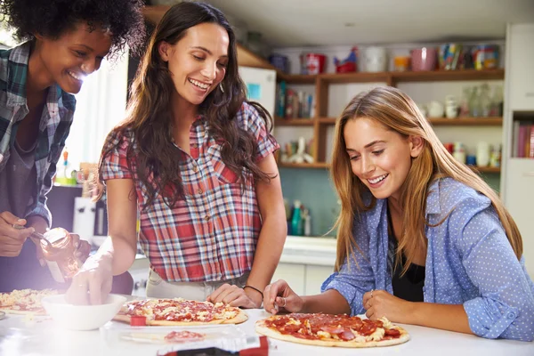 Tres amigos haciendo pizza juntos — Foto de Stock