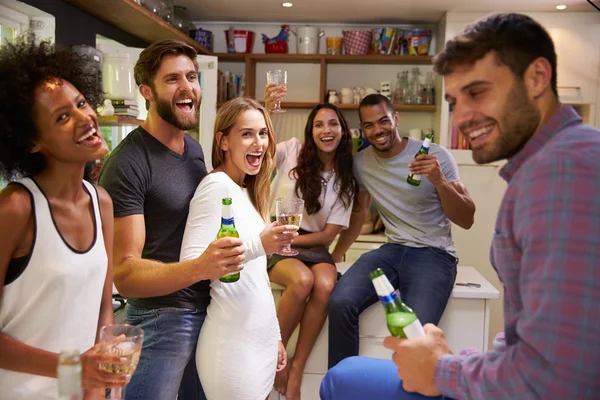 Vänner njuta av drinkar hemma — Stockfoto