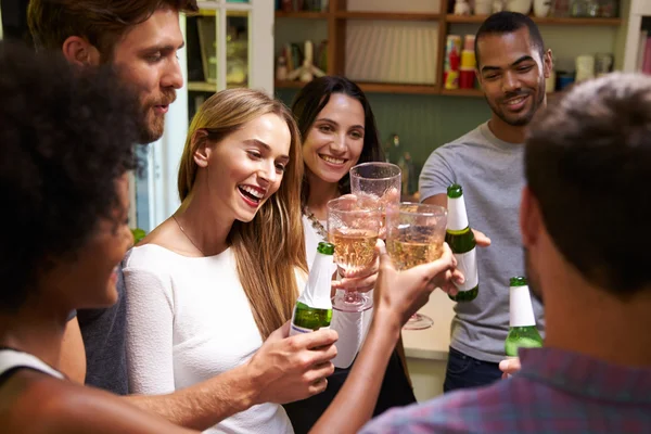 Amigos desfrutando de bebidas em casa — Fotografia de Stock