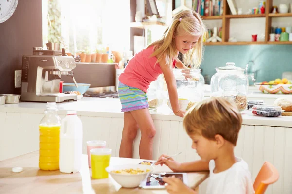 Bambini che mangiano colazione — Foto Stock