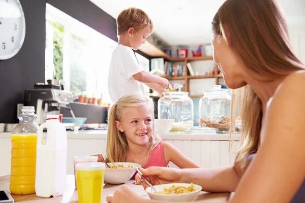 Mor och barn äter frukost — Stockfoto