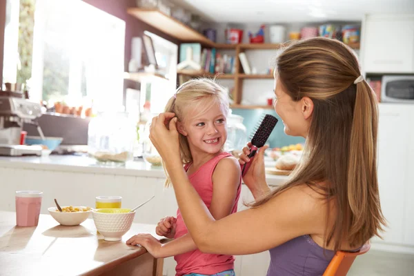 Madre spazzolando i capelli della figlia — Foto Stock