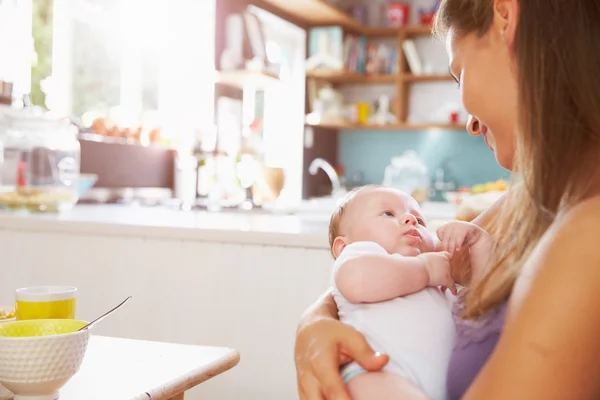 Anne Holding yeni doğan bebek kızı — Stok fotoğraf