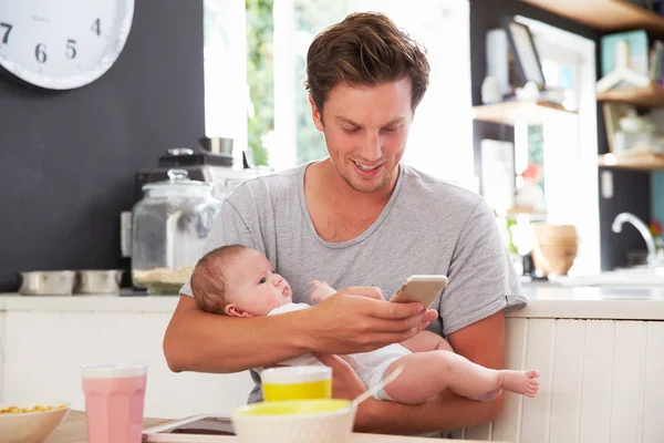 Pai com bebê filha na cozinha — Fotografia de Stock