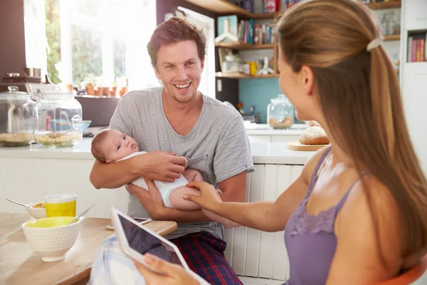 Aile ile kahvaltı masasında bebek — Stok fotoğraf