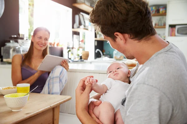 Familia con bebé en la mesa de desayuno — Foto de Stock