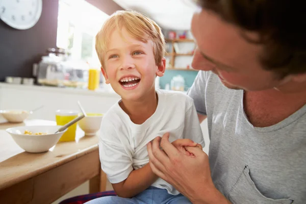 Vader en zoon zit bij het ontbijt — Stockfoto