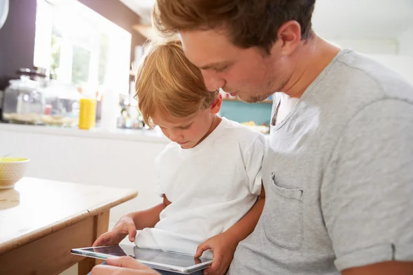 Padre e figlio utilizzando tablet digitale — Foto Stock