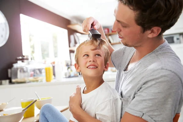 Vater bürstet Sohn die Haare — Stockfoto