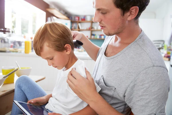 Padre spazzolatura dei capelli del figlio — Foto Stock