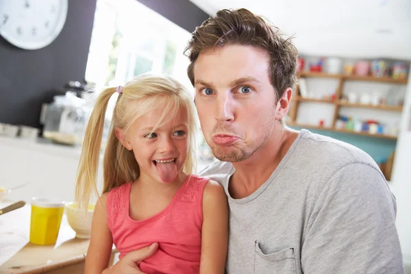 Pai e filha fazendo caras engraçadas — Fotografia de Stock