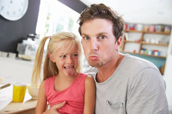 Padre e figlia making divertente faces — Foto Stock