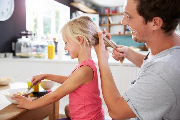 Vader Styling dochter haar — Stockfoto