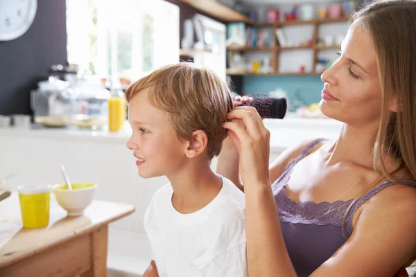 Madre spazzolatura dei capelli del figlio — Foto Stock