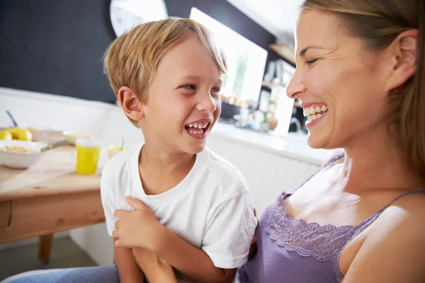 Moeder met zoon lachen met ontbijt — Stockfoto