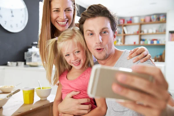 Familia posando para selfie — Foto de Stock