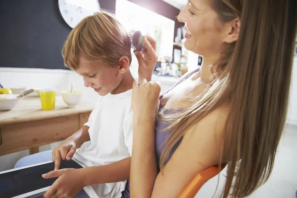 Mãe escova o cabelo do filho — Fotografia de Stock