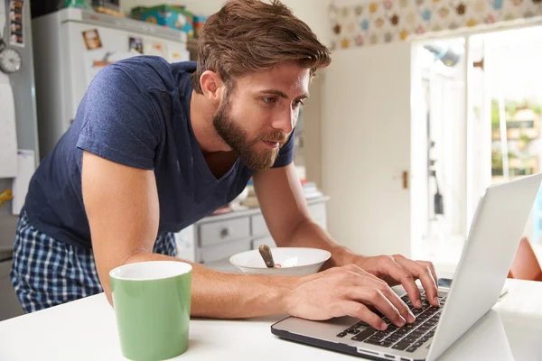 Man eten ontbijt met apparaten Rechtenvrije Stockfoto's