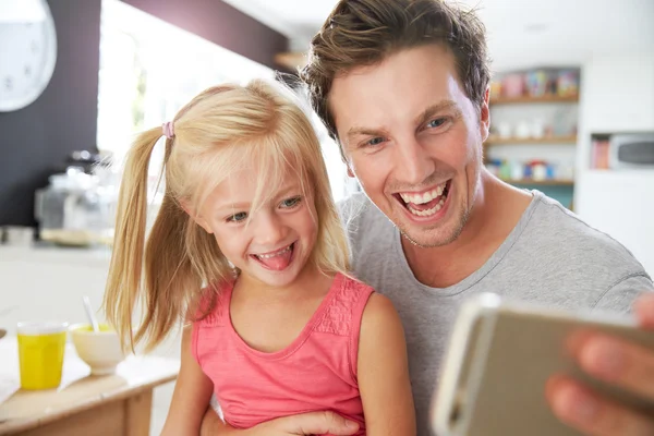 Pai e filha em posar para Selfie — Fotografia de Stock