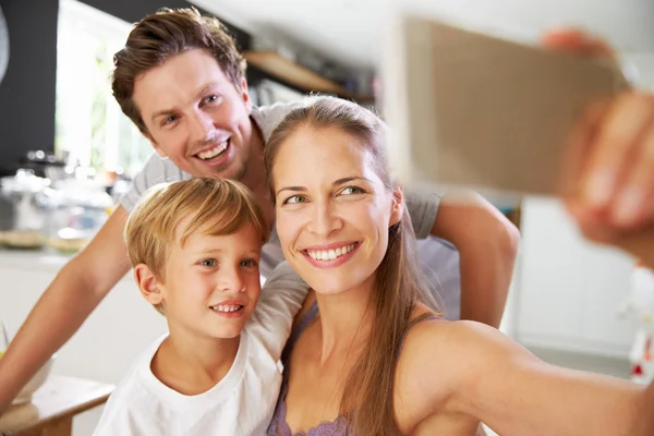 Familjen poserar för Selfie — Stockfoto