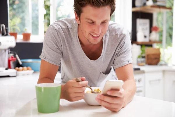 Man äter frukost — Stockfoto