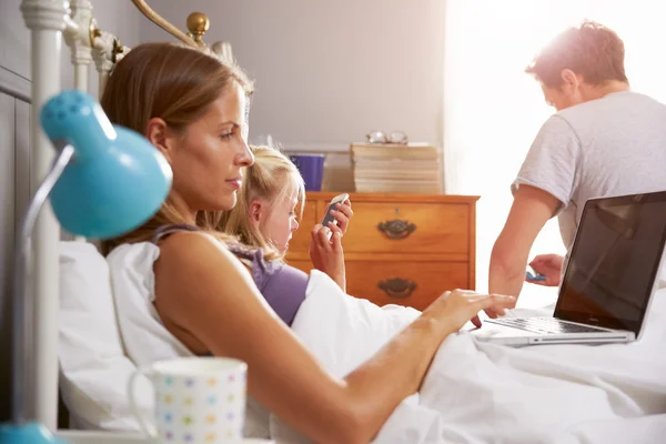 Familia usando dispositivos digitales — Foto de Stock