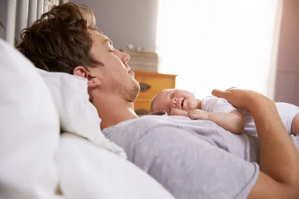 Vader slapen met baby dochter — Stockfoto