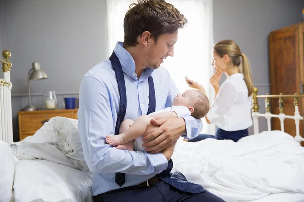 Genitori con bambino in camera da letto — Foto Stock