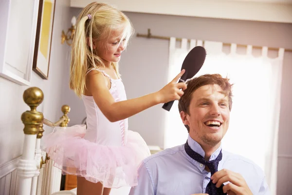 Tochter hilft Vater, sich auf Arbeit vorzubereiten — Stockfoto